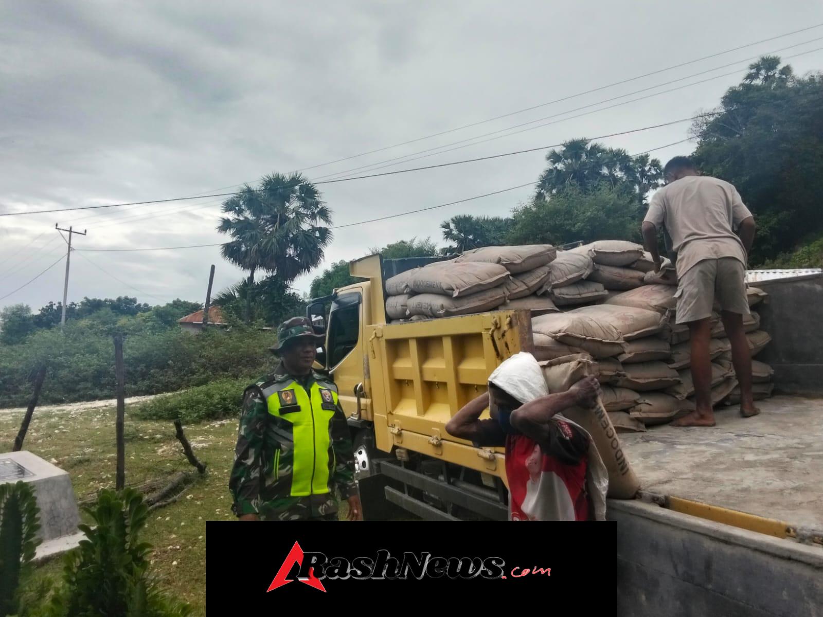 Babinsa Desa Fatelilo Laksanakan Monitoring Pendistribusian Material KDKMP
