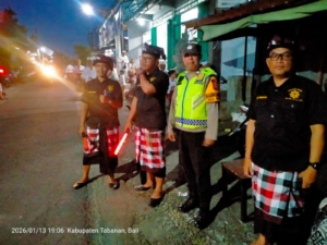 Sinergitas Bhabinkamtibmas dan Pecalang Amankan Piodalan di Pura Aseman Bongan Jawa Kawan