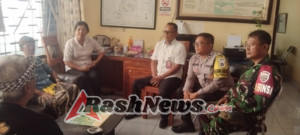 Sinergi TNI–Polri Dampingi Penyerahan Sembako kepada Petugas Pemungut Sampah Banjar Jawa