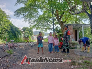 Sertu Ismail Laksanakan Patroli Wilayah Disertai Komsos Bersama Warga Beru