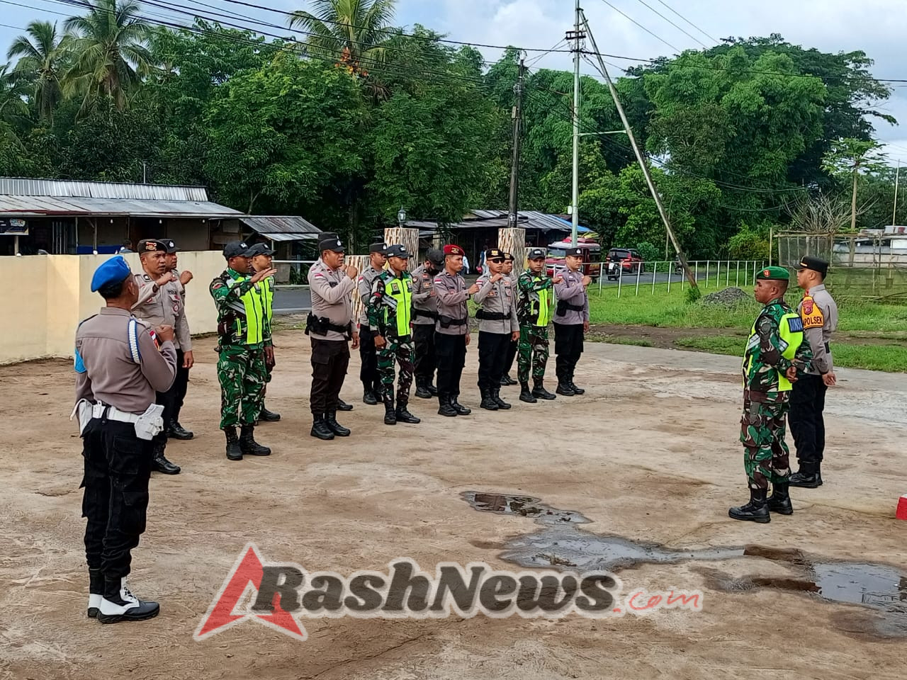 Babinsa Koramil 1625-03/Boawae Laksanakan Pengamanan Paroki Menyongsong Tahun Baru 2026