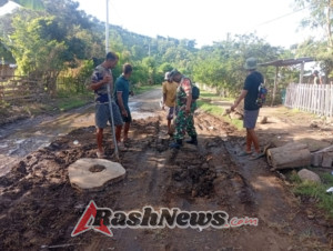 Babinsa Kilo Perkuat Kemanunggalan TNI–Rakyat Lewat Gotong Royong Perbaikan Jalan