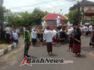 Tunjukkan Dedikasi Dan Pelayanan Kepada Masyarakat, Babinsa Semarapura Kangin Bersinergi Beri Pengamanan Upacara Pelebon