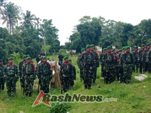 Pemakaman Militer Serka Putu Menaka Berlangsung Khidmat di Desa Selat