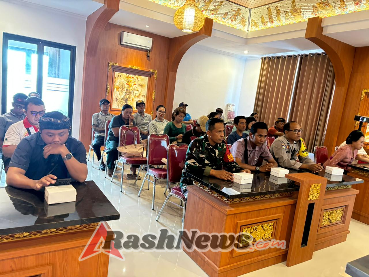 Sinergi TNI Dan Pemdes, Babinsa Tonan Atensi Musdes Penetapan Warga Penerima BLT DD 2026