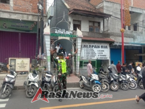 Amankan Pelaksanaan Sholat Jumat Babinsa Semarapura Kangin Tegaskan Perkokoh Toleransi