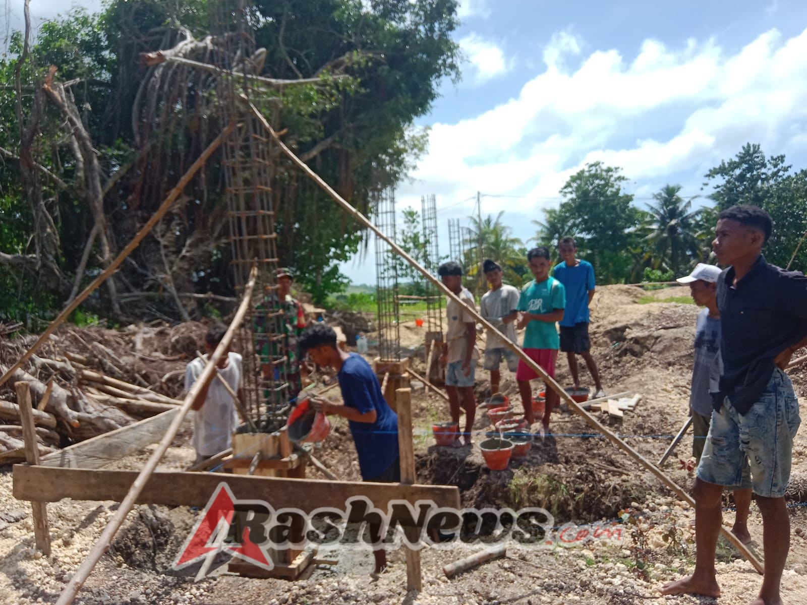 Pastikan Tepat Prosedur dan Tepat Waktu, Babinsa Pantau Pengerjaan Koperasi Desa