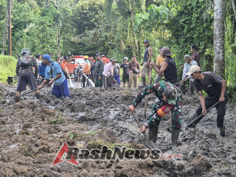 Tak Tunggu Lama, Babinsa Karyasari Sigap Bantu Warga Bersihkan Jalan Tertutup Longsor