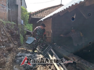 Babinsa dan Bhabinkamtibmas Patemon Tanggap Bencana Robohnya Tembok Rumah Warga Akibat Hujan Lebat