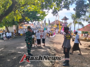 Babinsa Bunga Mekar Kawal Piodalan Pastikan Berjalan Aman Dan lancar