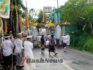 Pelestarian Tradisi Leluhur, Babinsa Bakbakan Laksanakan Pengamanan Upacara Adat