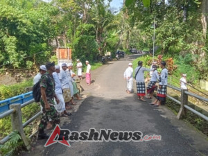 Kegiatan Mesepuh/Melukat Massal Desa Unggahan Berlangsung Aman dengan Pengamanan Babinsa