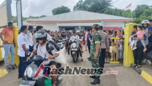 Babinsa Kodim 1627/RN Amankan Bongkar Muat KMP Cakalang di Pelabuhan ASDP Pantai Baru