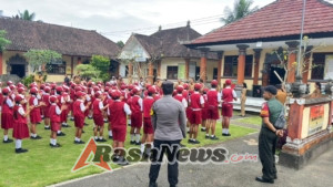 Dikawal Babinsa, Bupati Klungkung Serahkan Bingkisan Alat Tulis Kepada Siswa Siswi SDN 1 Tohpati