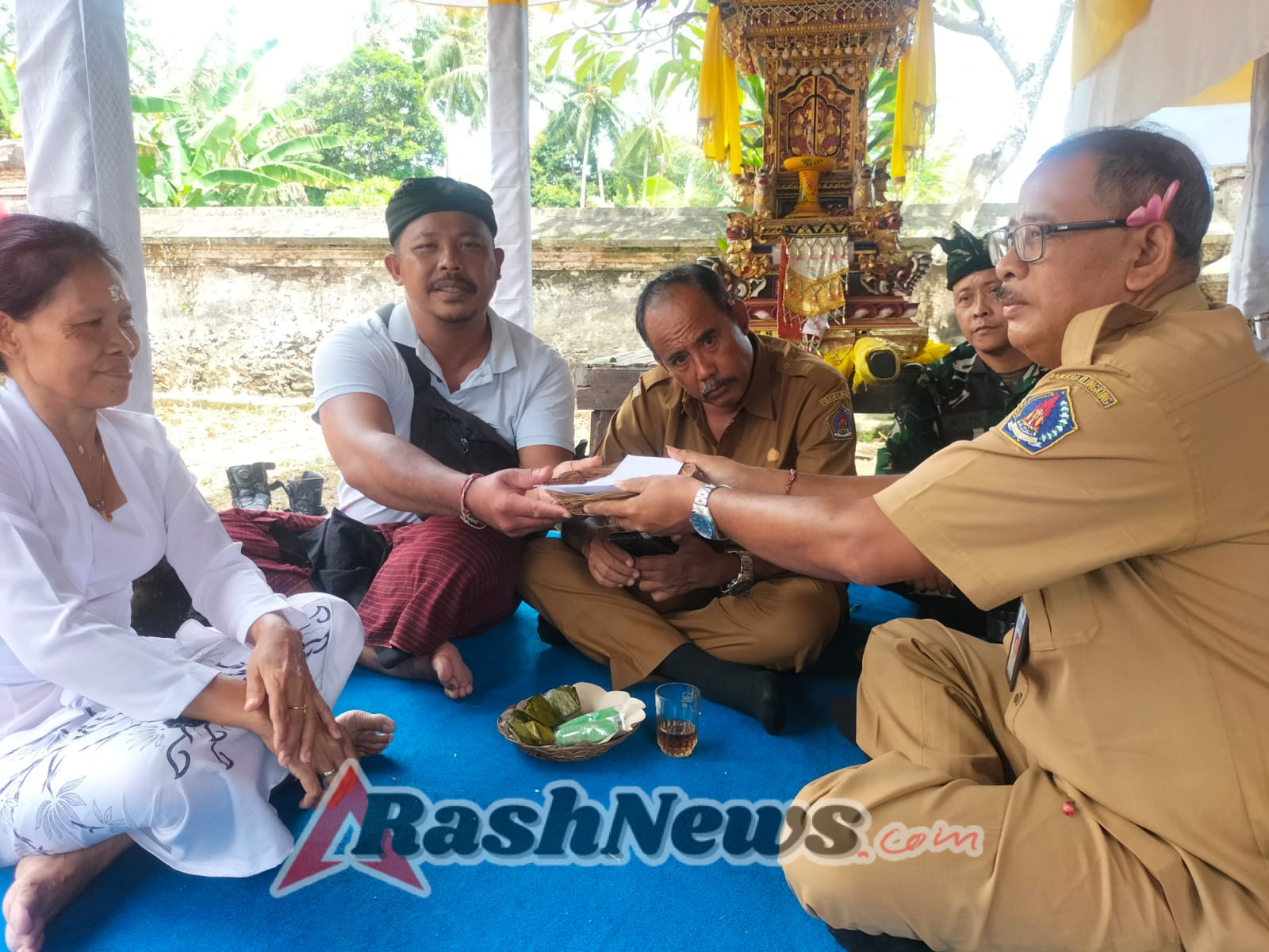 Kuatkan Sinergi Lestarikan Tradisi, Serka Wayan Rata Dampingi Kades Bakas Serahkan Punia Bakti