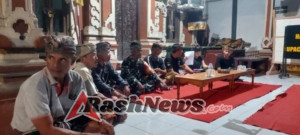 Babinsa Jembrana Berikan Arahan Keamanan pada Rapat Persiapan Tahun Caka 1948 di Balai Samblong