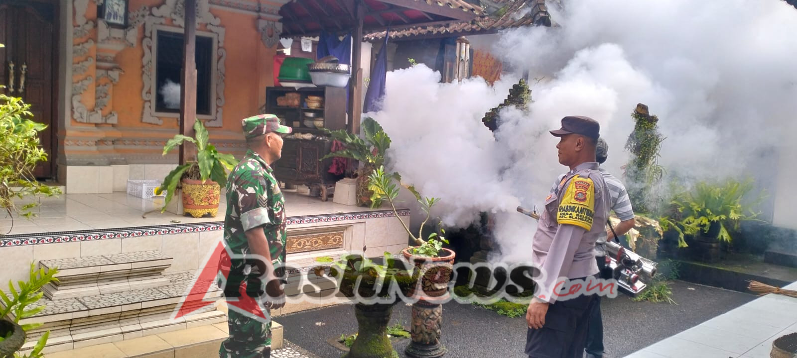 Babinsa Belega Turun Langsung Awasi Fogging Demi Kesehatan Warga