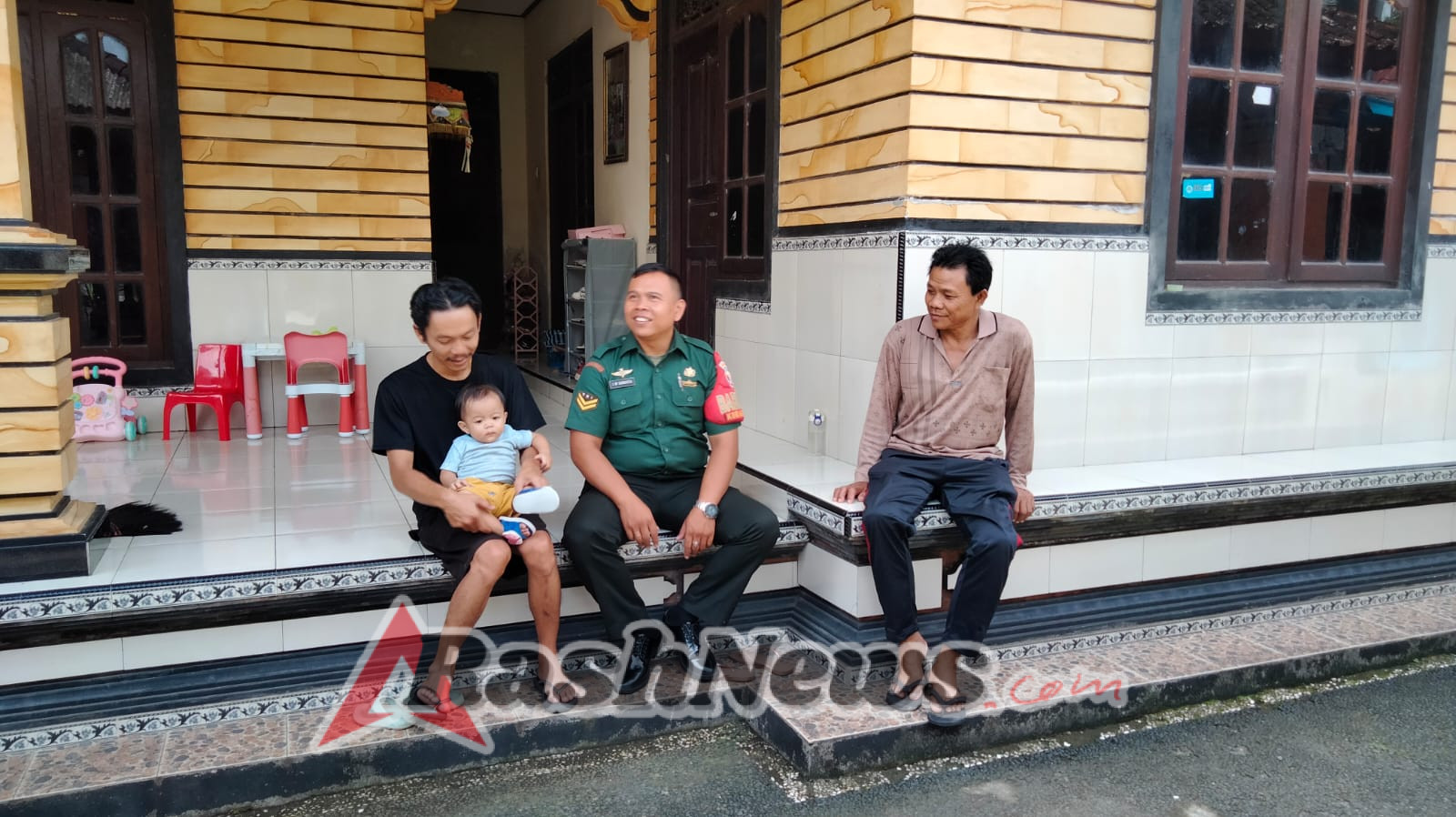 Babinsa Gianyar Jalin Komunikasi Aktif dengan Petani Desa Petak