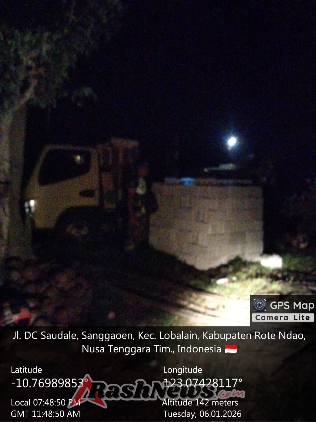 Babinsa Kodim 1627/Rote Ndao Pantau Distribusi 200 Sak Semen di Desa Lekunik