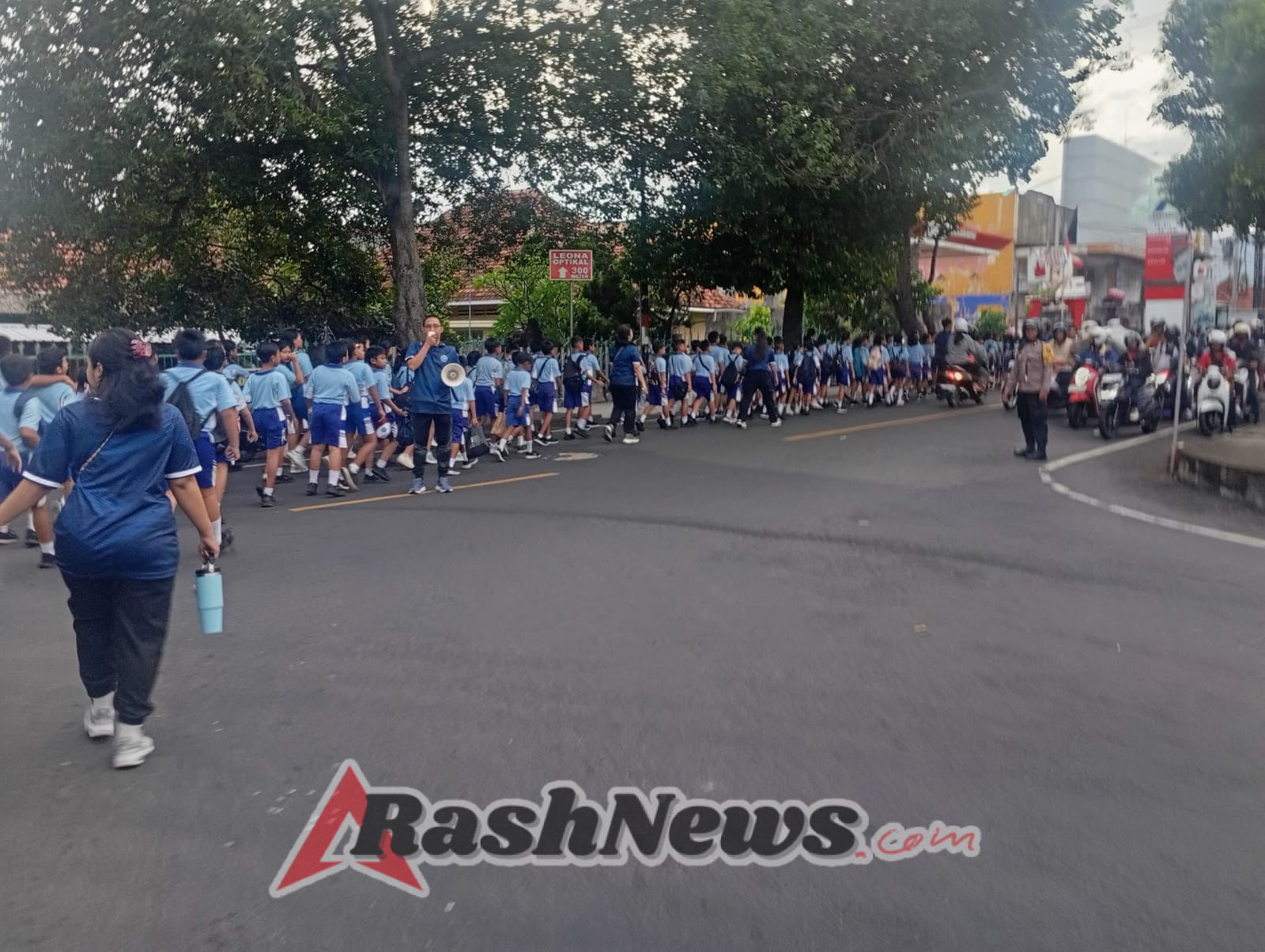Jalan Santai HUT ke-87 SDN 1 Astina Berjalan Tertib Berkat Pengamanan Babinsa dan Bhabinkamtibmas