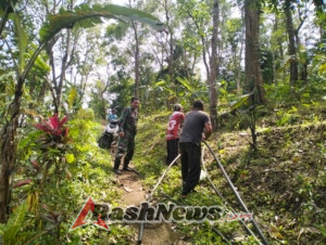 Wujud Kepedulian TNI, Babinsa Kawal Pelepasan Pipa Irigasi Subak di Panji Anom