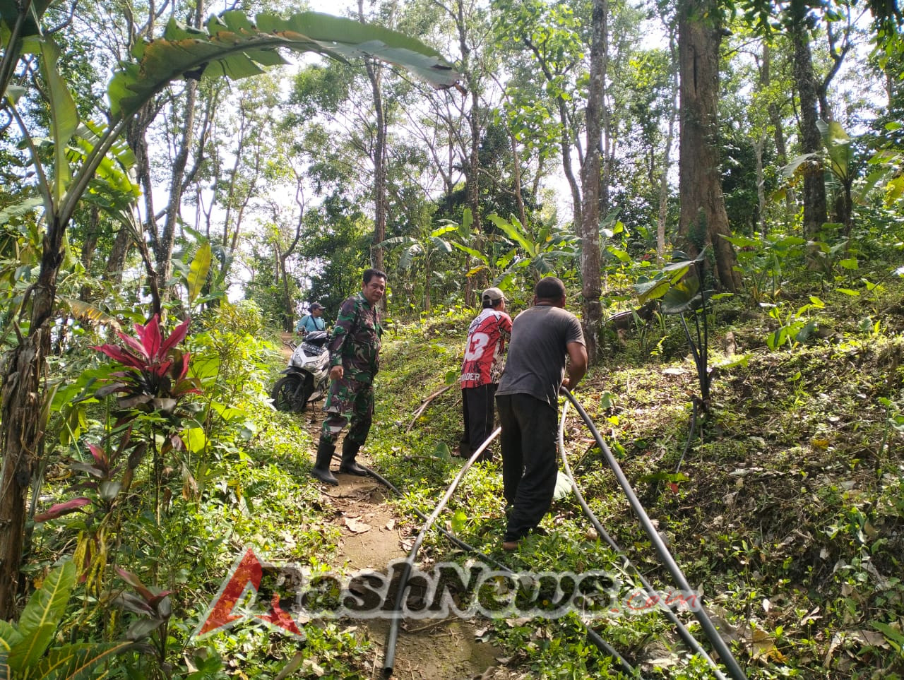 Wujud Kepedulian TNI, Babinsa Kawal Pelepasan Pipa Irigasi Subak di Panji Anom