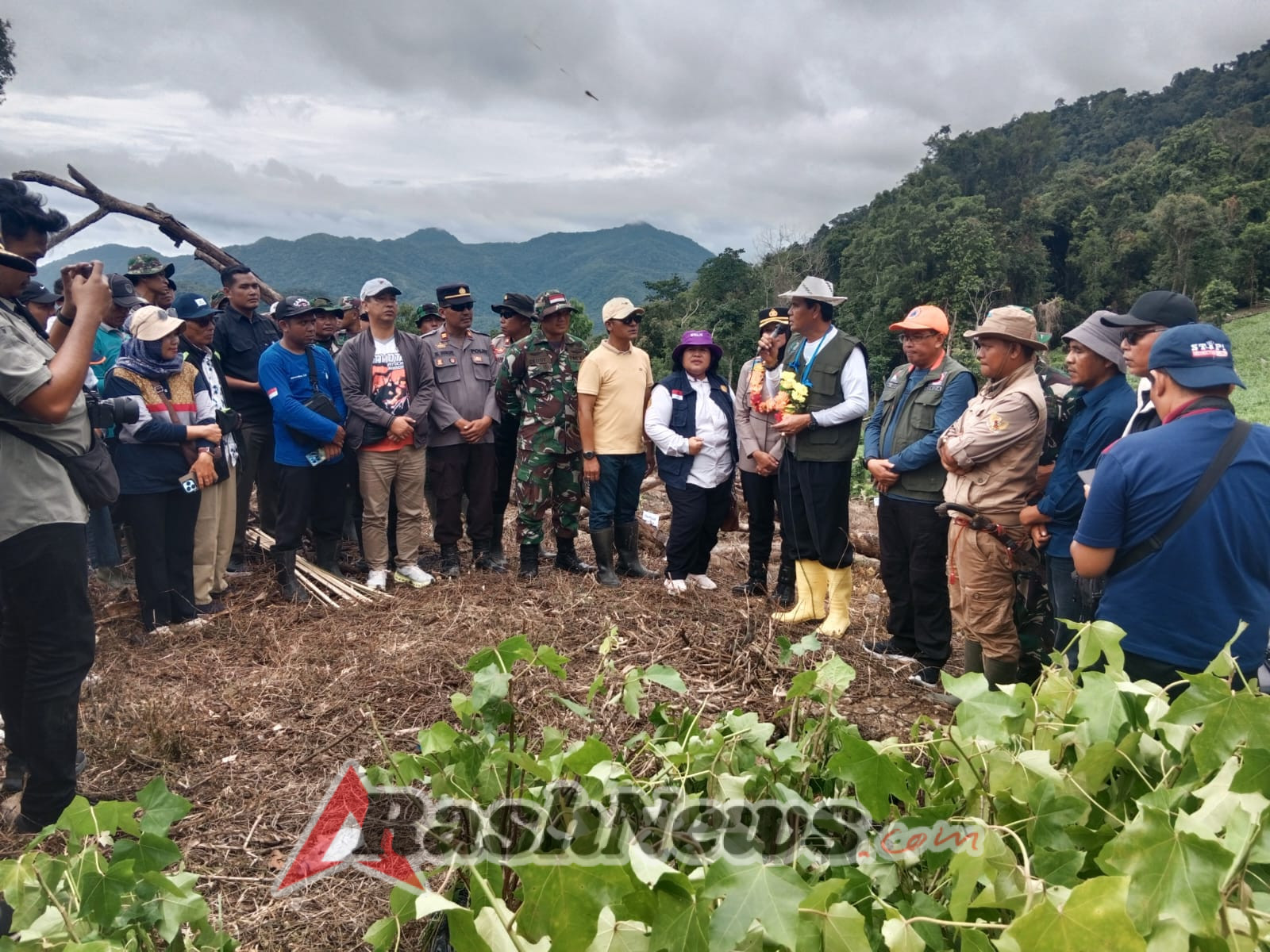 ‎Kodim 1607/Sumbawa Hadir Jaga Kelestarian Hutan Ai Lesek Lewat Safari Menanam
