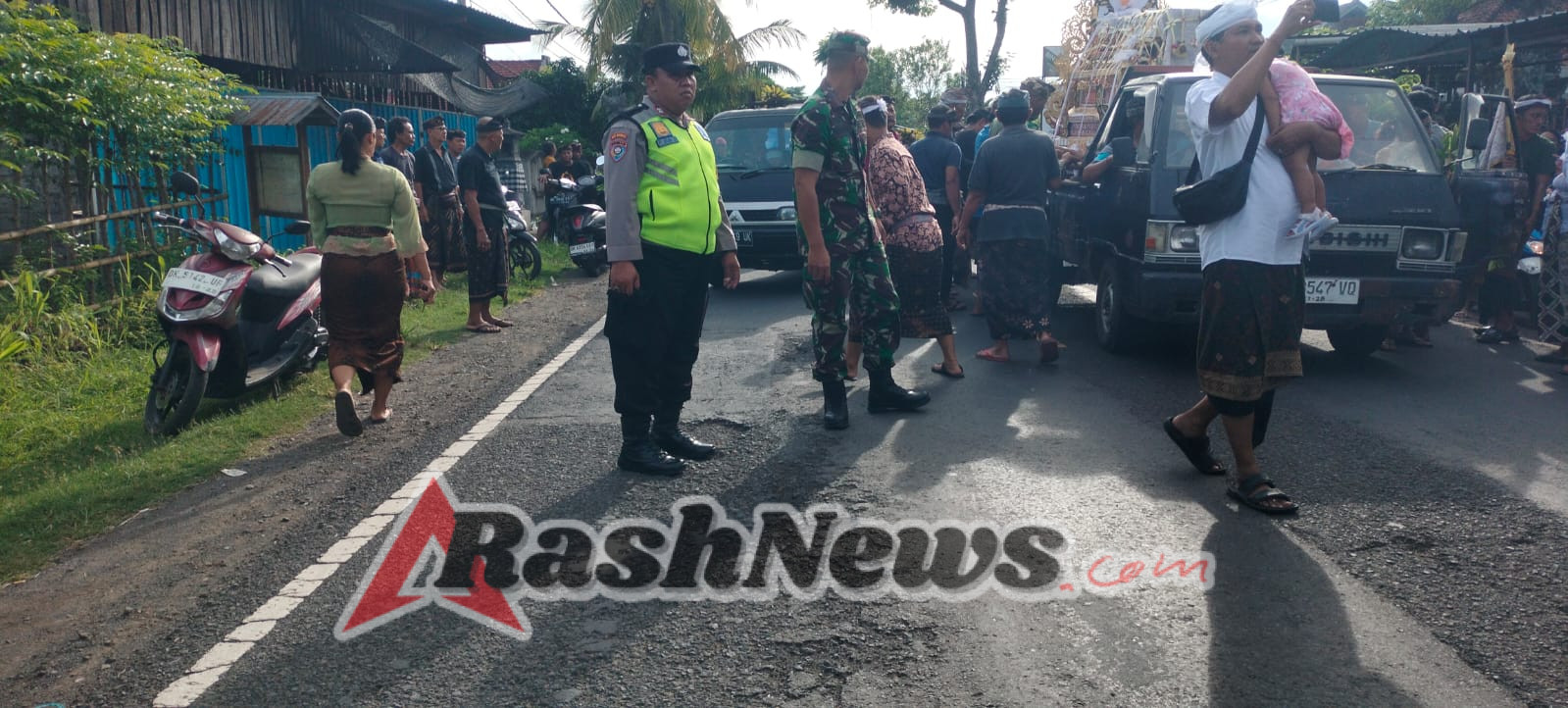 Babinsa Sertu Putu Eka Amankan Upacara Pengabenan Alm. I Ketut Bagiastra di Banjar Dinas Kayuputih
