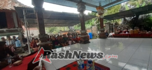 Wujudkan Keamanan Wilayah, Babinsa Desa Pergung Pantau Jalannya Pra RAT LPD di Bale Banjar Pangkung Apit