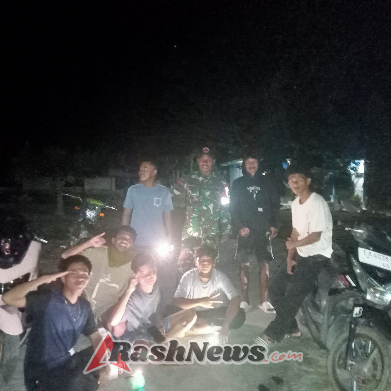 ‎Patroli Malam Humanis, Koramil 1607-03/Ropang Perkuat Kedekatan dengan Warga