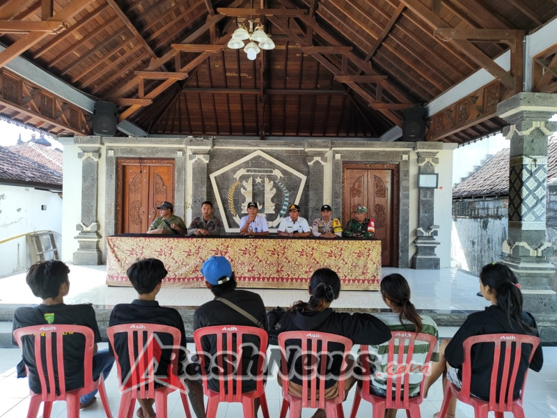 Babinsa dan Bhabinkamtibmas Gilimanuk Bersinergi Pulangkan Anak Punk Asal Jawa Timur