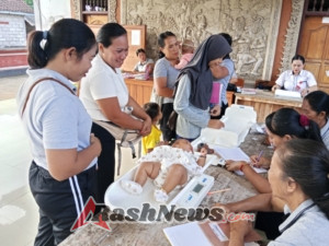 Hadir di Tengah Masyarakat, Babinsa Desa Baluk Sukseskan Program Posyandu Sekar Tunjung