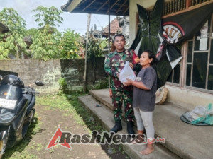 Babinsa Desa Tibubiu Perkuat Kemanunggalan TNI–Rakyat Lewat Aksi Sosial Penyaluran Sembako