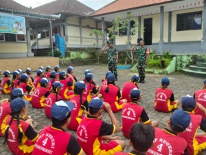 Gembleng Mental Siswa, Batituud Koramil 07/Busungbiu Pimpin Latihan Baris-Berbaris di SMPN 4 Busungbiu”