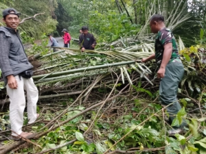 Koramil 04/Kintamani Bersama Masyarakat Tangani Longsor, Akses Jalan Mulai Normal