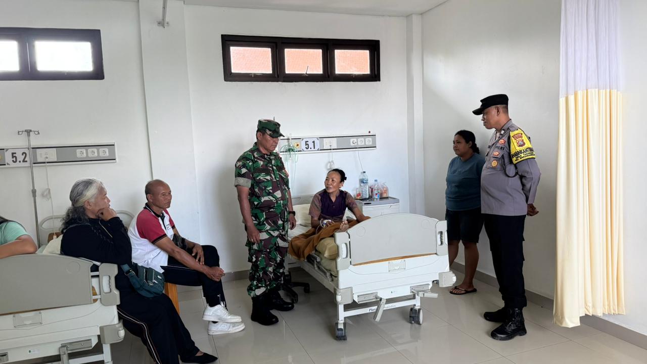 Wujud Kepedulian Dan Empati, Serka Yulianta Hadir Menjenguk Ibu Sekdes Pasca Operasi