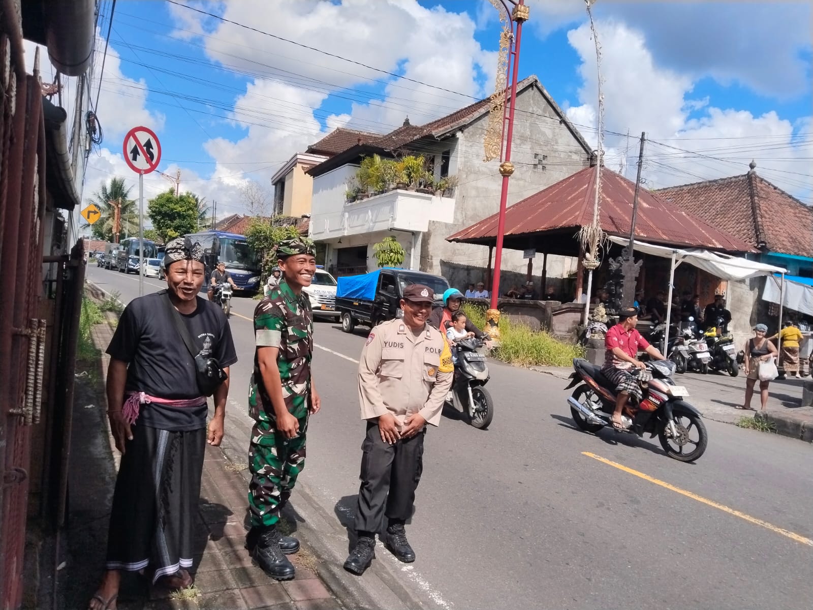 Babinsa Sampalan Kelod Turun Langsung Pastikan Persemayanan Jenasah Anggota Yonparako 468 Brigade Parako 3 Pasgat Aman Dan Lancar