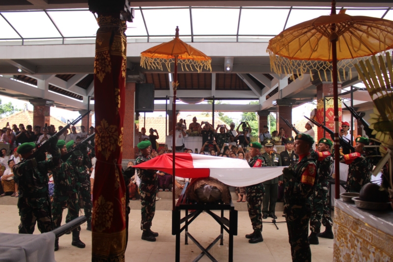 Negara Hadir hingga Akhir Pengabdian, Danramil Selemadeg Pimpin Upacara Perabuan Militer