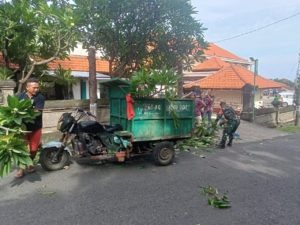 Tumbuhkan Kebersamaan, Babinsa dan Bhabinkamtibmas Hadiri Gotong Royong Bersama Warga Sulanyah