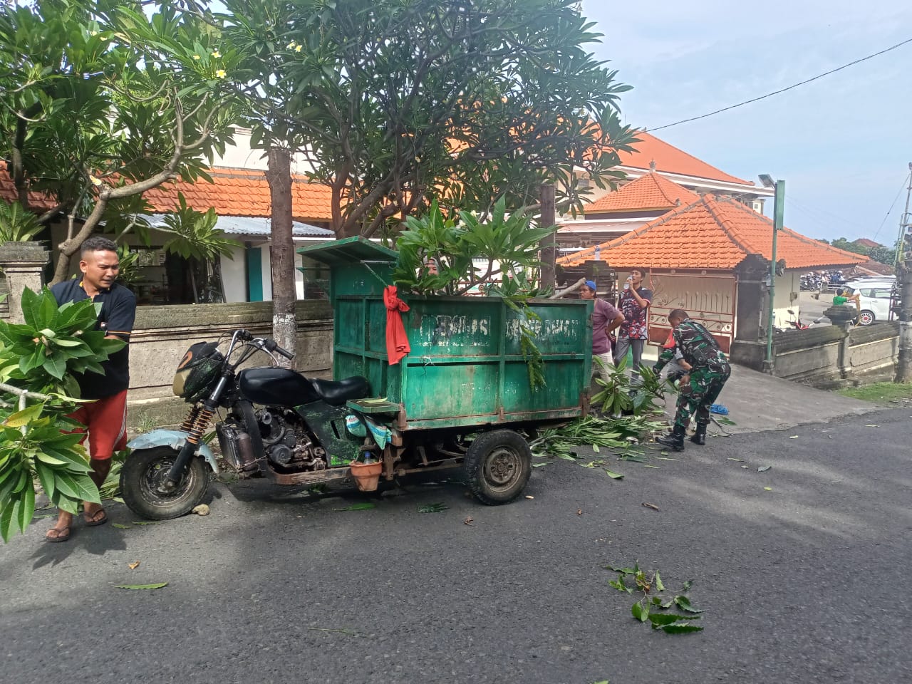 Tumbuhkan Kebersamaan, Babinsa dan Bhabinkamtibmas Hadiri Gotong Royong Bersama Warga Sulanyah