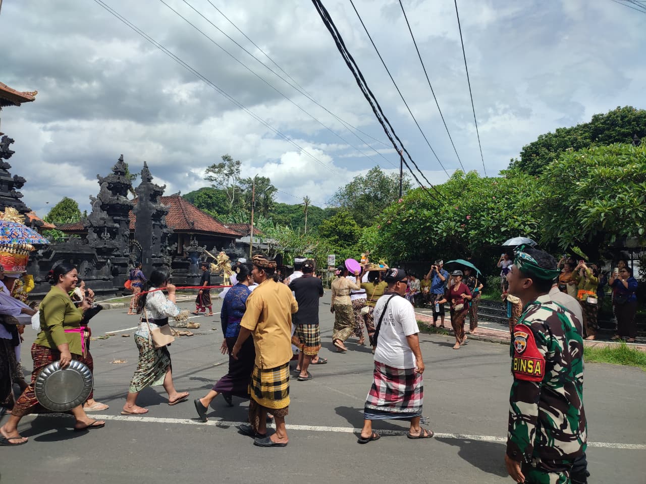 Amankan Upacara Keagamaan Di Banjar Metulis, Sertu Wayan Suriawan Pastikan Pengabenan Warga Binaan Aman Dan Lancar