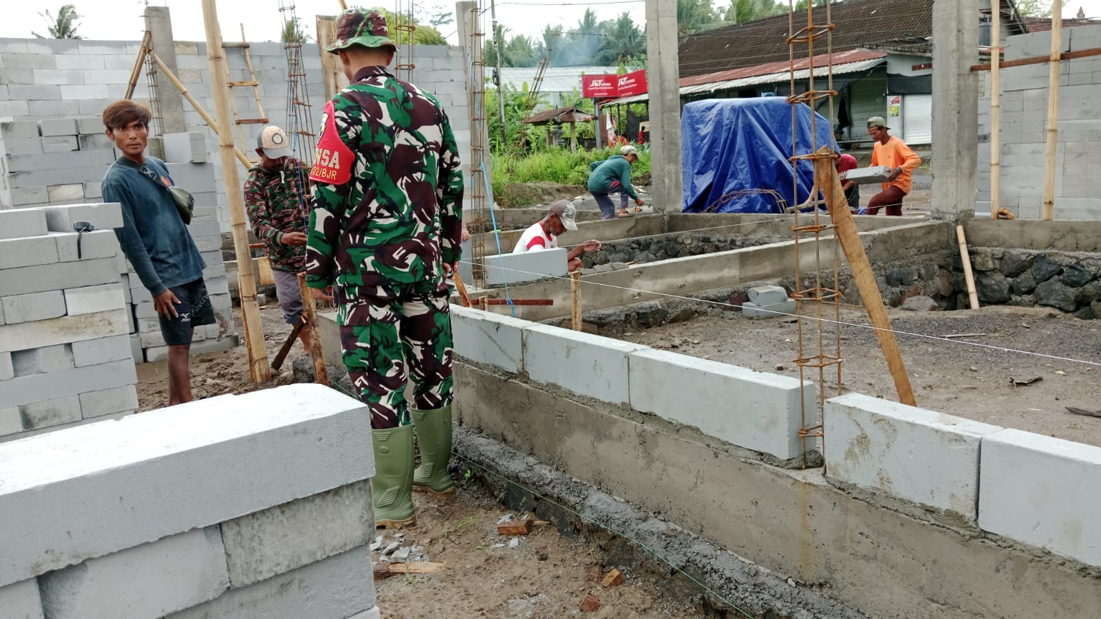 Tinjau Progres Pembangunan KDKMP, Babinsa Tusan Sebut Sudah Capai 13,71 Persen