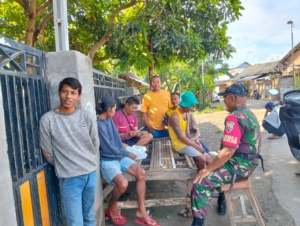 ‎Babinsa Koramil 1607-09/Utan Rhee Bangun Kedekatan dan Kepedulian Warga Melalui Komsos