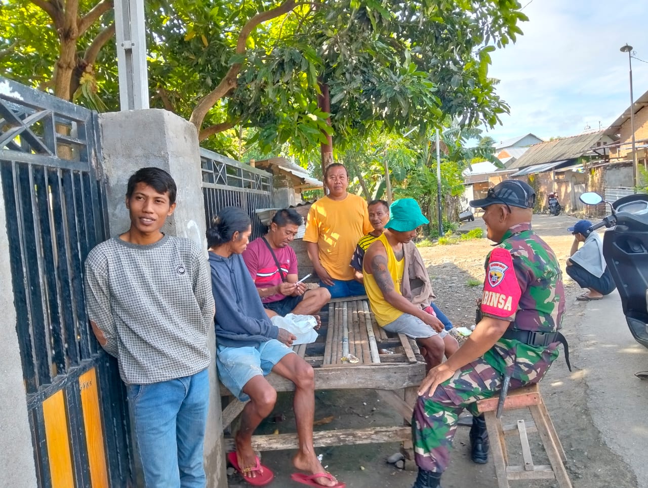 ‎Babinsa Koramil 1607-09/Utan Rhee Bangun Kedekatan dan Kepedulian Warga Melalui Komsos