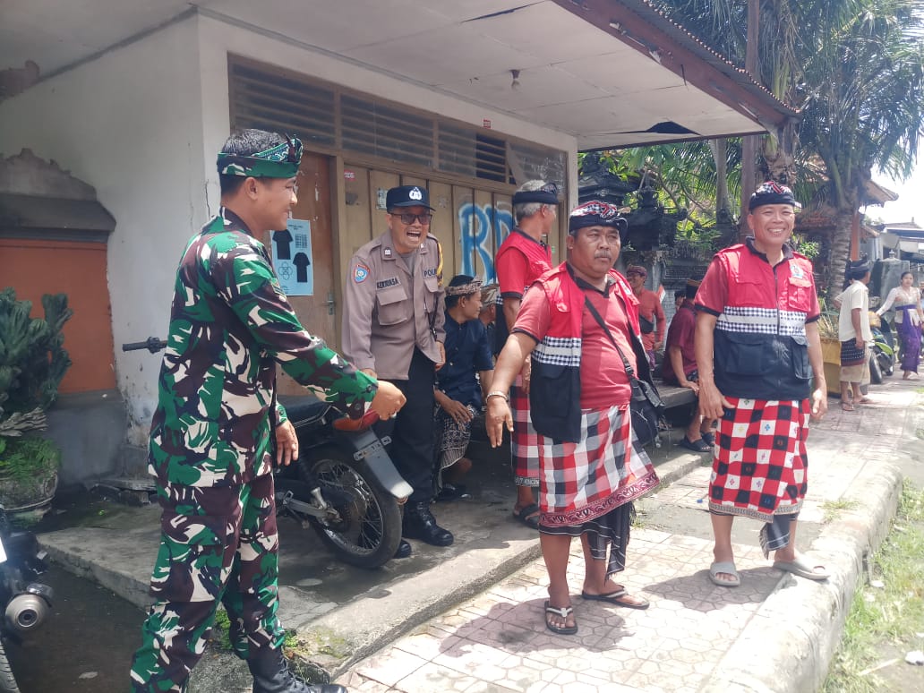 Beri Pelayanan Terbaik, Babinsa Dawan Kaler Gelar Pengamanan Pernikahan Sertu I Ketut Pande Juniarta Bersama Bhabinkamtibmas Dan Pecalang