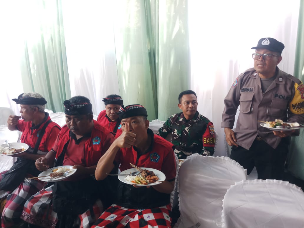 Beri Pelayanan Terbaik, Babinsa Dawan Kaler Gelar Pengamanan Pernikahan Sertu I Ketut Pande Juniarta Bersama Bhabinkamtibmas Dan Pecalang