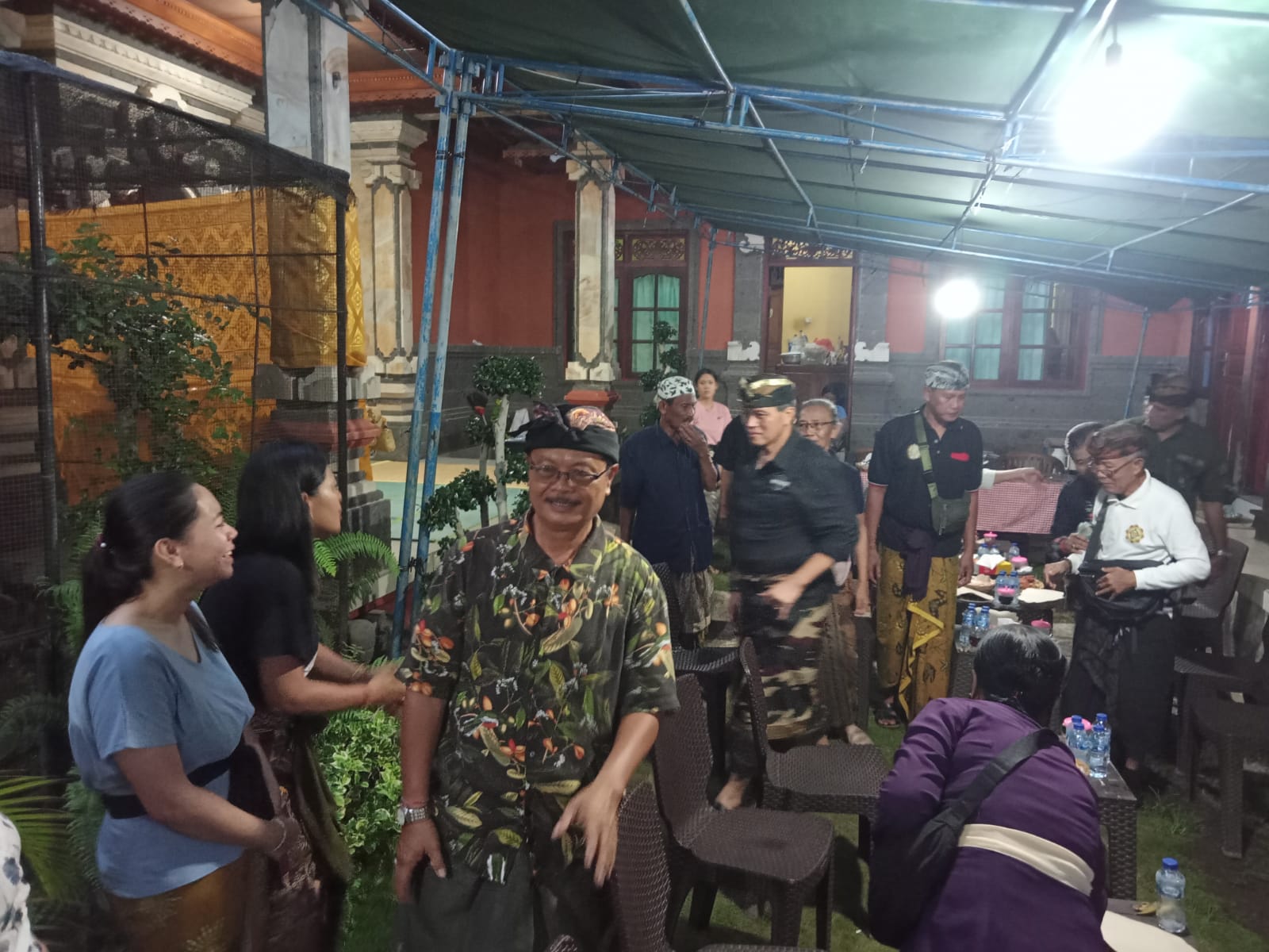Staf khusus Kasad (Letjen TNI I Nyoman Cantiasa S.E,.M.Tr.Han) dan Rombongan melaksanakan persembahyangan bersama di depan jenasah alm nyoman Suendra