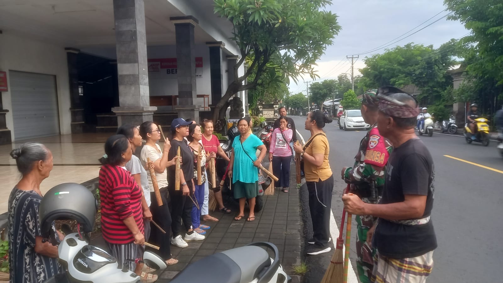 Kekuatan Gotong Royong, Babinsa dan Warga Beratan Kompak Wujudkan Lingkungan Sehat