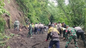 Pulihkan Akses Warga, Koramil 1626-04/Kintamani Laksanakan Karya Bakti Pasca Longsor
