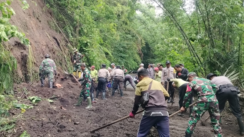 Pulihkan Akses Warga, Koramil 1626-04/Kintamani Laksanakan Karya Bakti Pasca Longsor